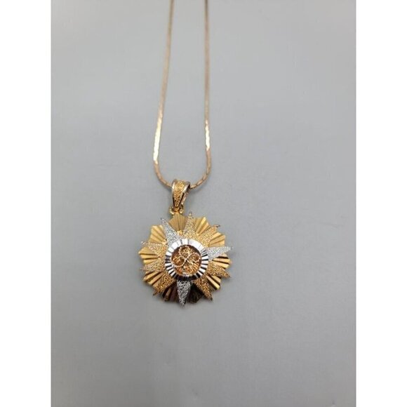White & Gold Plated Starburst Pendant Necklace 18" Herringbone Chain - Picture 13 of 16